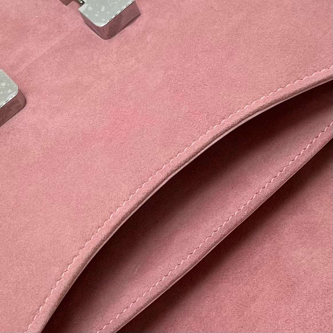 Hermès（爱马仕）Constance 空姐包 Suede 进口麂皮 干玫瑰粉 银扣 19cm 全手工蜡线缝制 Phw