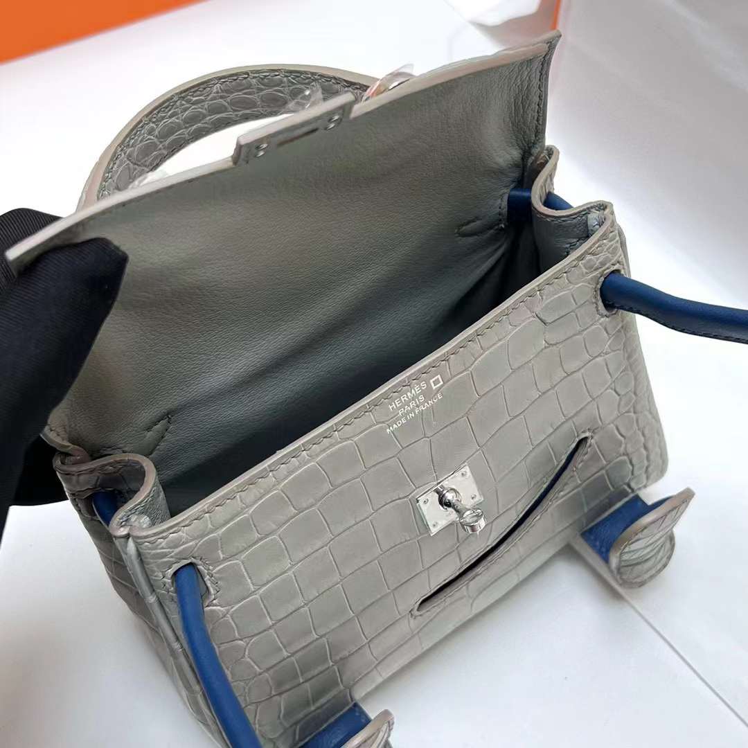 Hermès（爱马仕）Kelly doll 雾面美洲鳄鱼 Matte Alligator Crocodile 拼 Swift Ck80 珍珠灰 拼 深邃蓝 银扣 16cm Phw