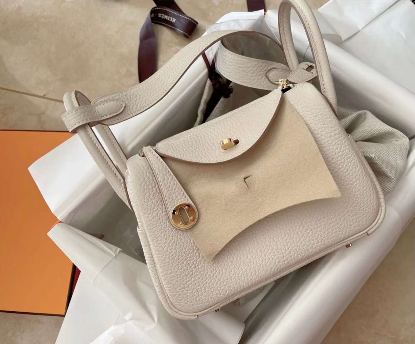 Hermès（爱马仕）Mini Lindy 迷你琳迪包 Clemence 原厂进口大牛皮 Ck10 奶昔白 金扣 19cm 全手工蜡线缝制 Ghw