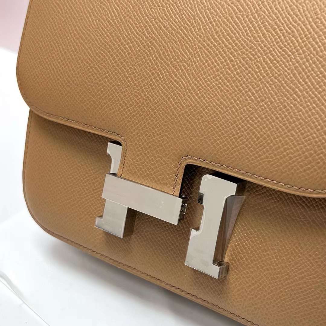 Hermès（爱马仕）Constance 空姐包 Epsom 0M 奶茶色 银扣 19cm 全手工蜡线缝制 Phw