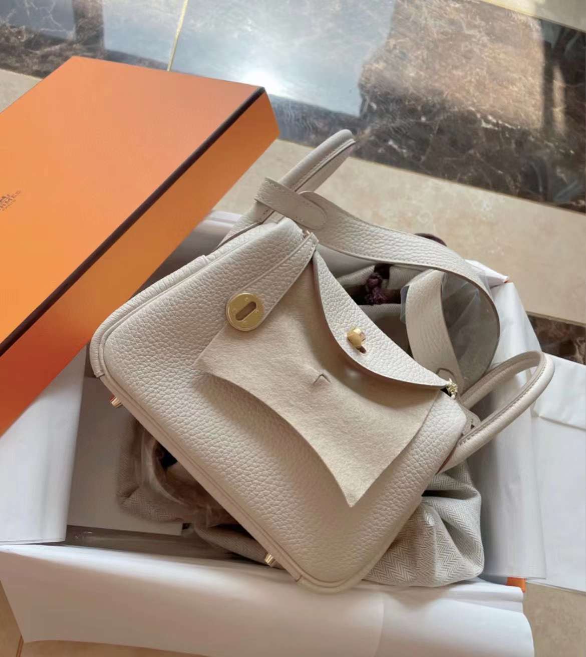Hermès（爱马仕）Mini Lindy 迷你琳迪包 Clemence 原厂进口大牛皮 Ck10 奶昔白 金扣 19cm 全手工蜡线缝制 Ghw