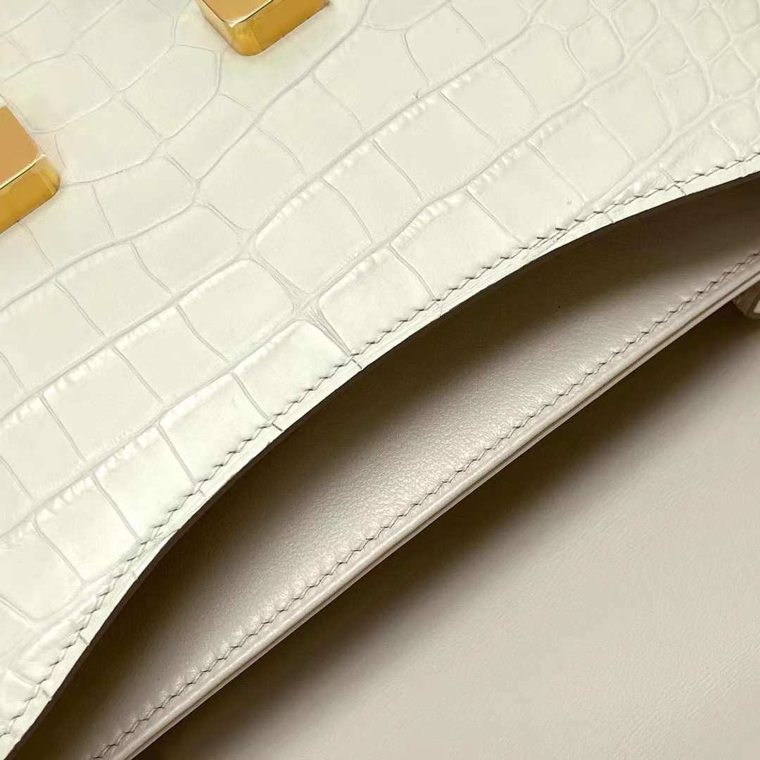 Hermès（爱马仕）Constance 康康 雾面美洲鳄鱼 8L 奶油白 金扣 19cm 全手工蜡线缝制 Ghw