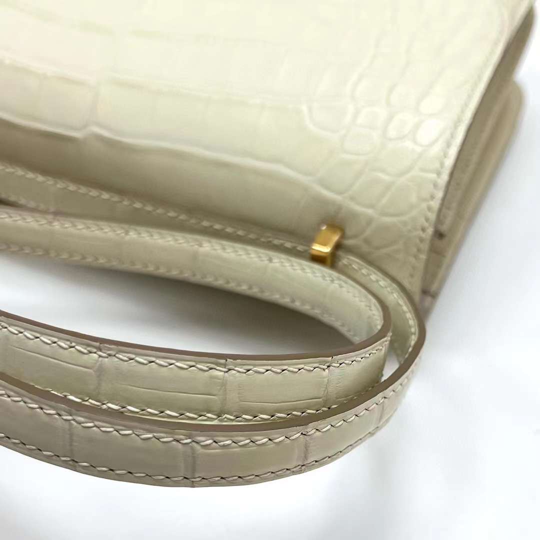 Hermès（爱马仕）Constance 康康 雾面美洲鳄鱼 8L 奶油白 金扣 19cm 全手工蜡线缝制 Ghw