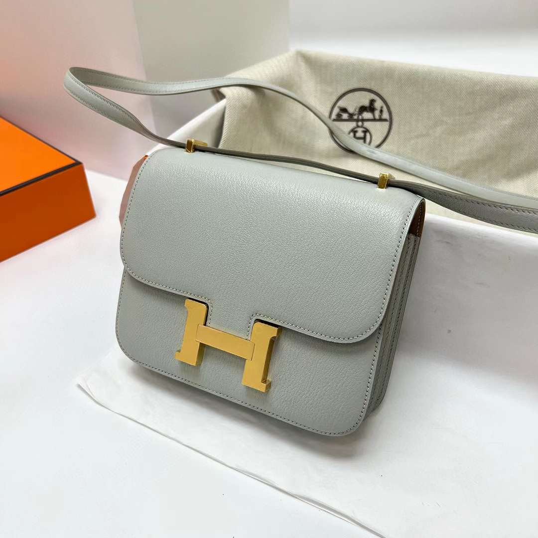 Hermès（爱马仕）Constance 空姐包 Chevre 进口山羊皮 Ck80 珍珠灰 内拼 4B 饼干色 金扣 19cm 全手工蜡线缝制 Ghw
