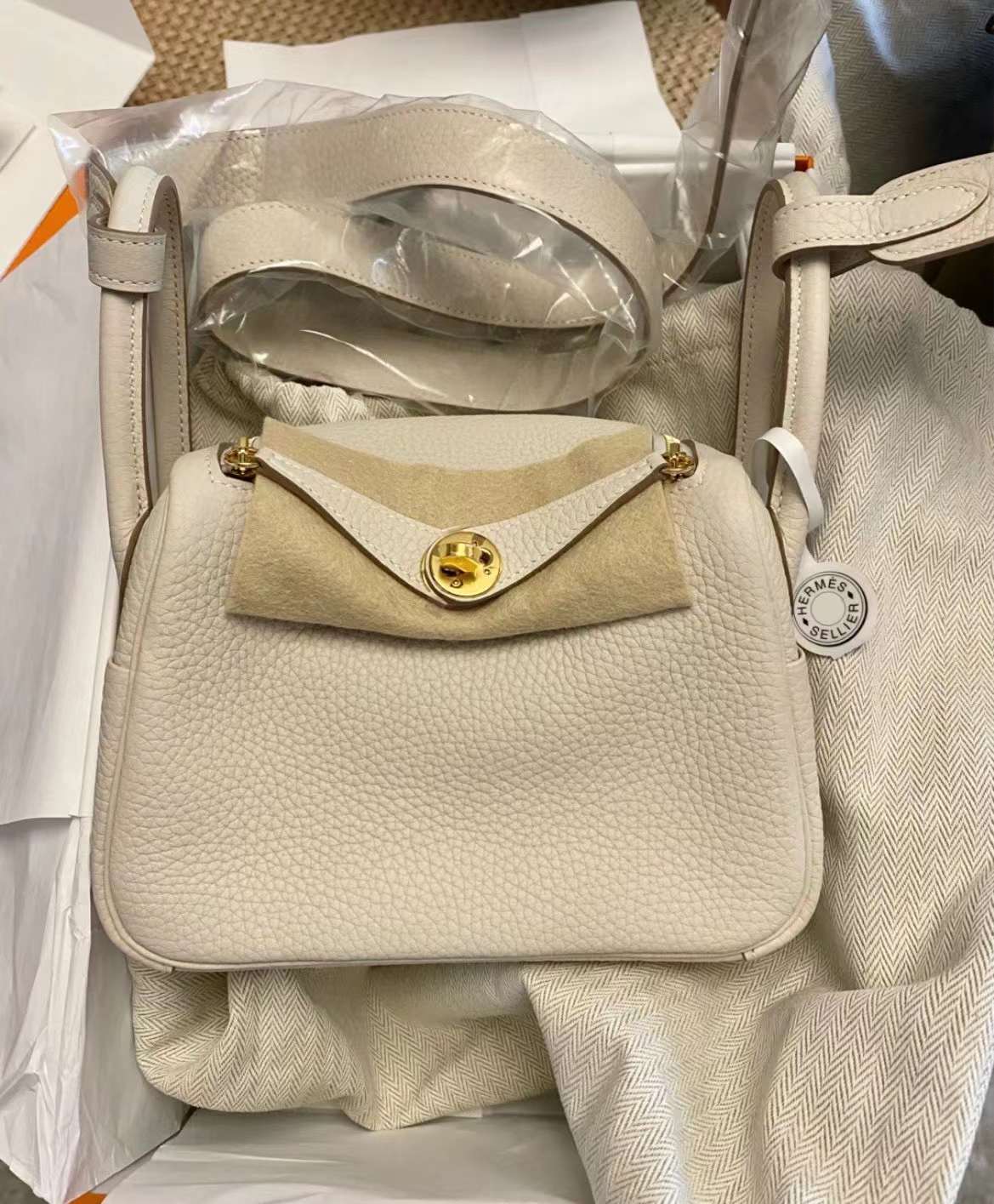 Hermès（爱马仕）Mini Lindy 迷你琳迪包 Clemence 原厂进口大牛皮 Ck10 奶昔白 金扣 19cm 全手工蜡线缝制 Ghw