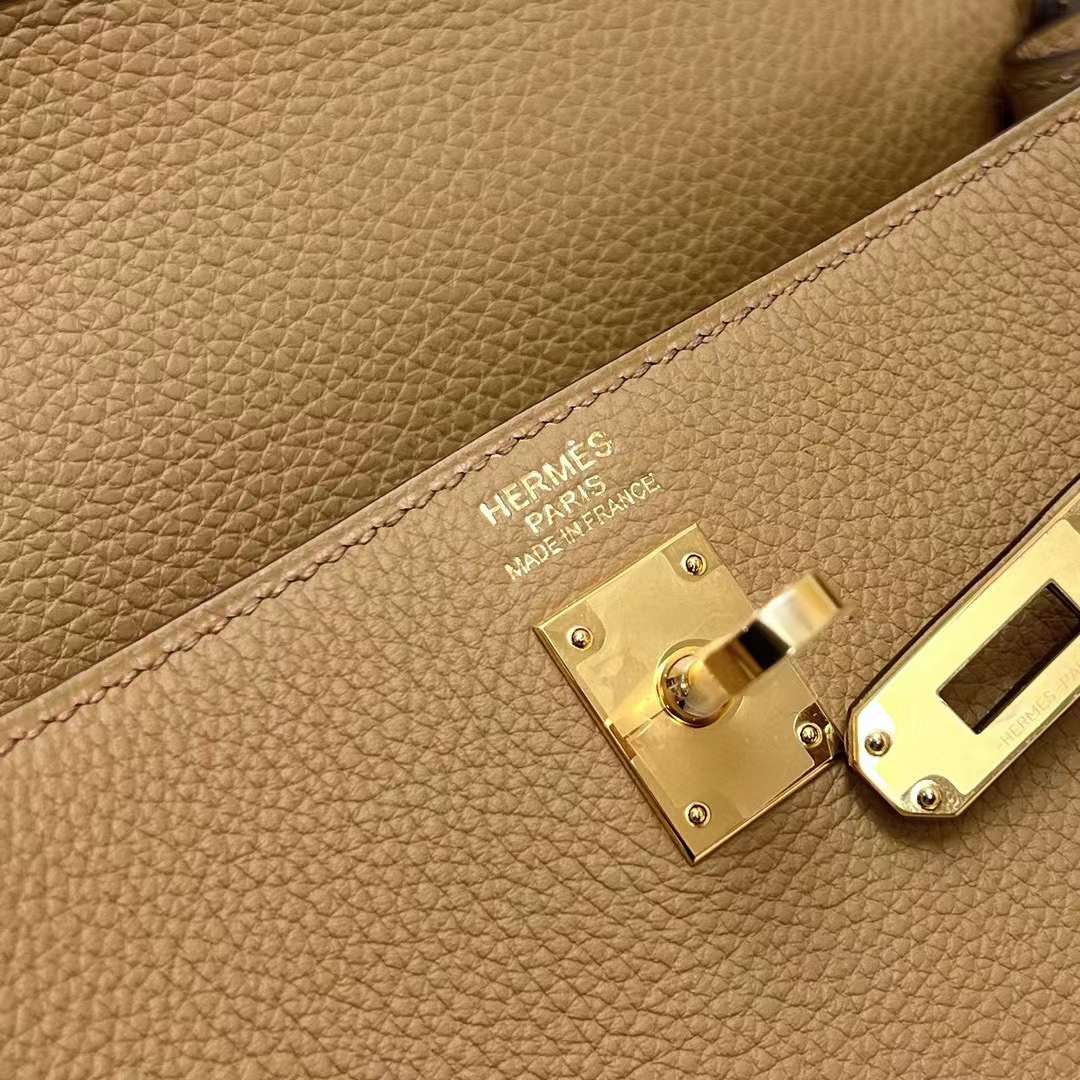 Hermès（爱马仕）Kelly 凯莉包 Togo皮 0M 奶茶色 金扣 25cm 全手工蜡线缝制 Ghw