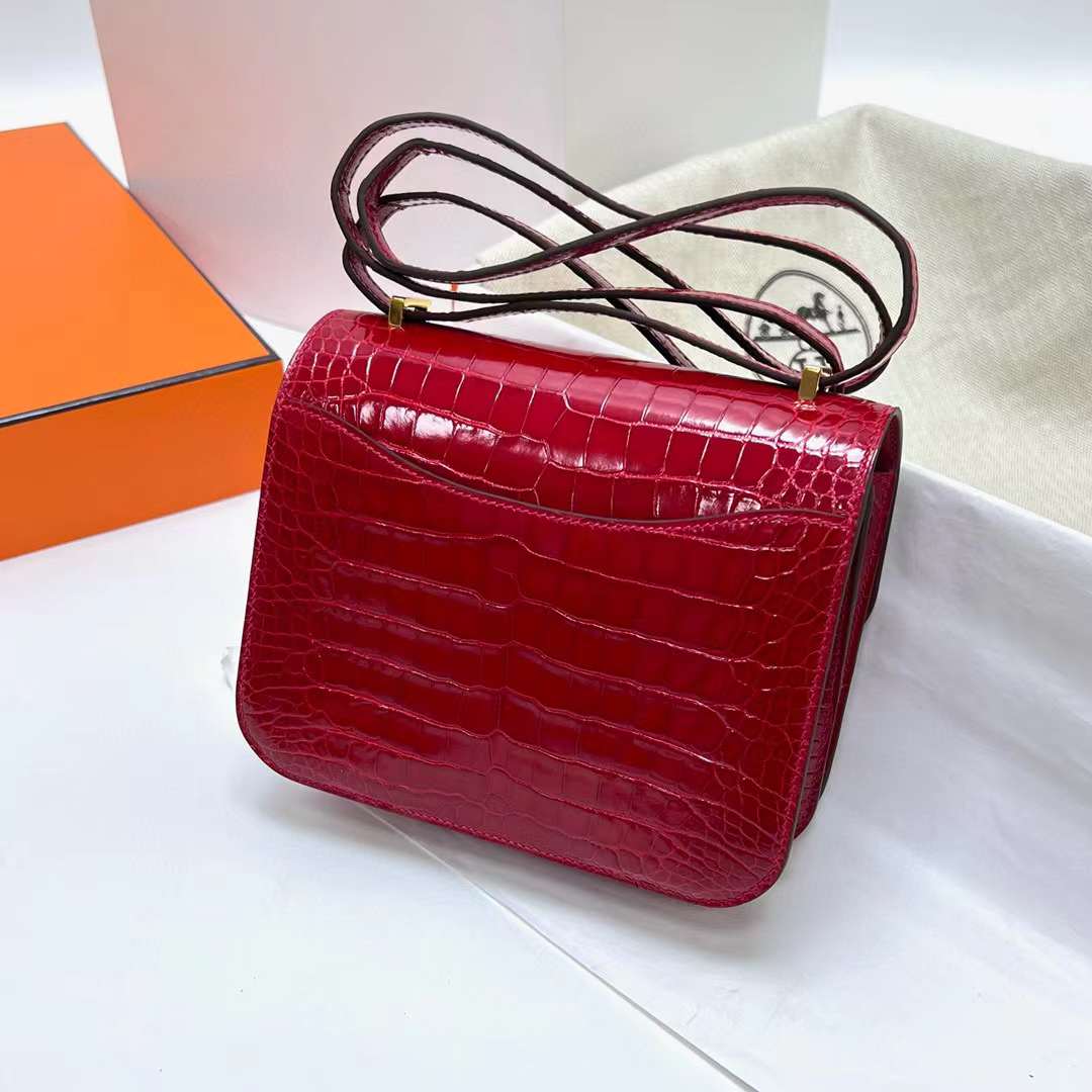 Hermès（爱马仕）Constance 空姐包 亮面美洲鳄鱼 Ck95 法拉利红 金扣 19cm 全手工蜡线缝制 Ghw