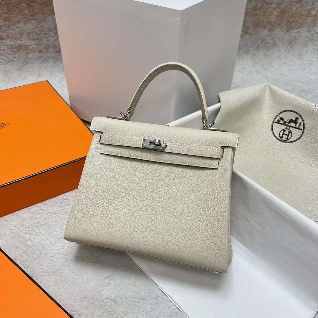 Hermès（爱马仕）Kelly 凯莉包 Togo皮 Ck10 奶昔白 银扣 25cm 全手工蜡线缝制 Phw