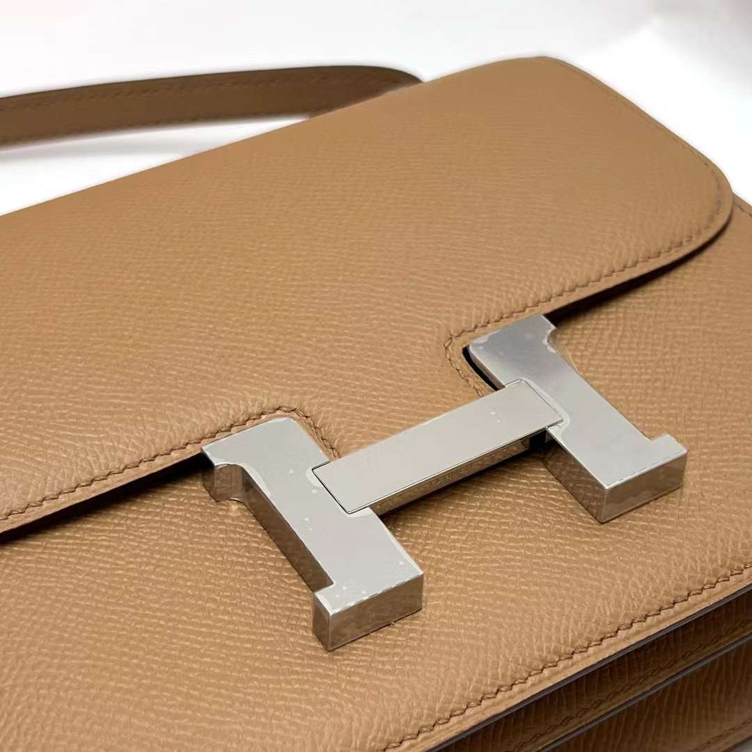 Hermès（爱马仕）Constance 空姐包 Epsom 0M 奶茶色 银扣 19cm 全手工蜡线缝制 Phw