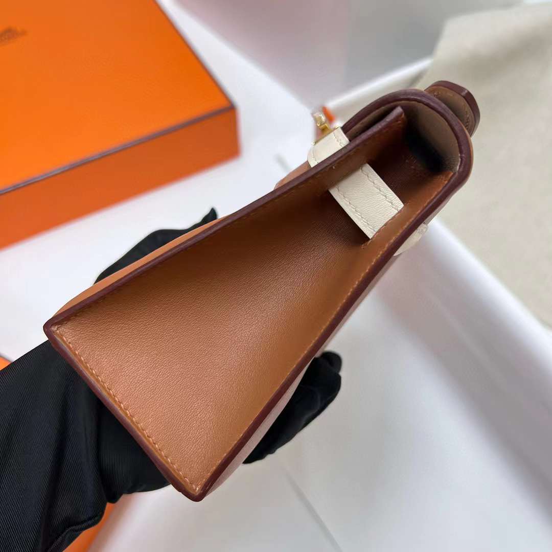 Hermès（爱马仕）Mini Kelly Pochette Swift Ck37 金棕色 拼 i2 奶油白 金扣 22cm 全手工蜡线缝制 Ghw