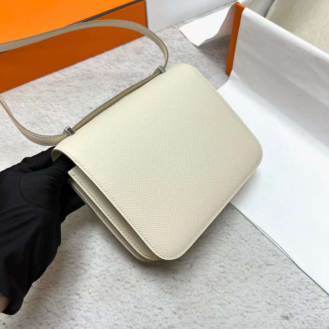 Hermès（爱马仕）Constance 空姐包 Epsom Ck10 奶昔白 银扣 19cm 全手工蜡线缝制 Phw