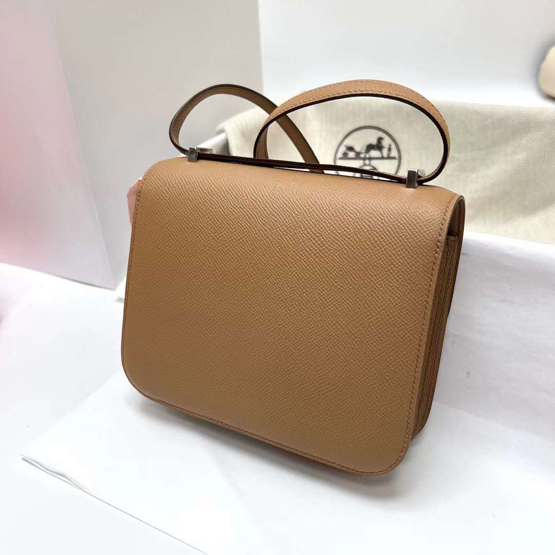 Hermès（爱马仕）Constance 空姐包 Epsom 0M 奶茶色 银扣 19cm 全手工蜡线缝制 Phw