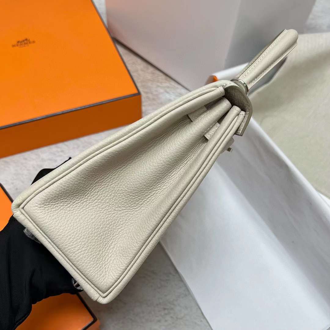 Hermès（爱马仕）Kelly 凯莉包 Togo皮 Ck10 奶昔白 银扣 25cm 全手工蜡线缝制 Phw