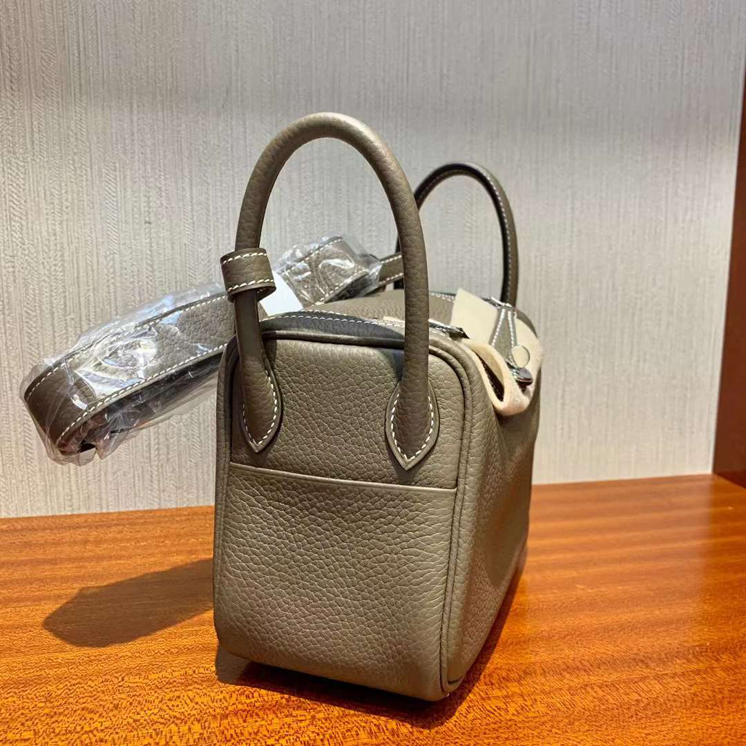 Hermès（爱马仕）Mini Lindy 迷你琳迪包 Clemence 原厂进口大牛皮 Ck18 大象灰 银扣 19cm 全手工蜡线缝制 Phw