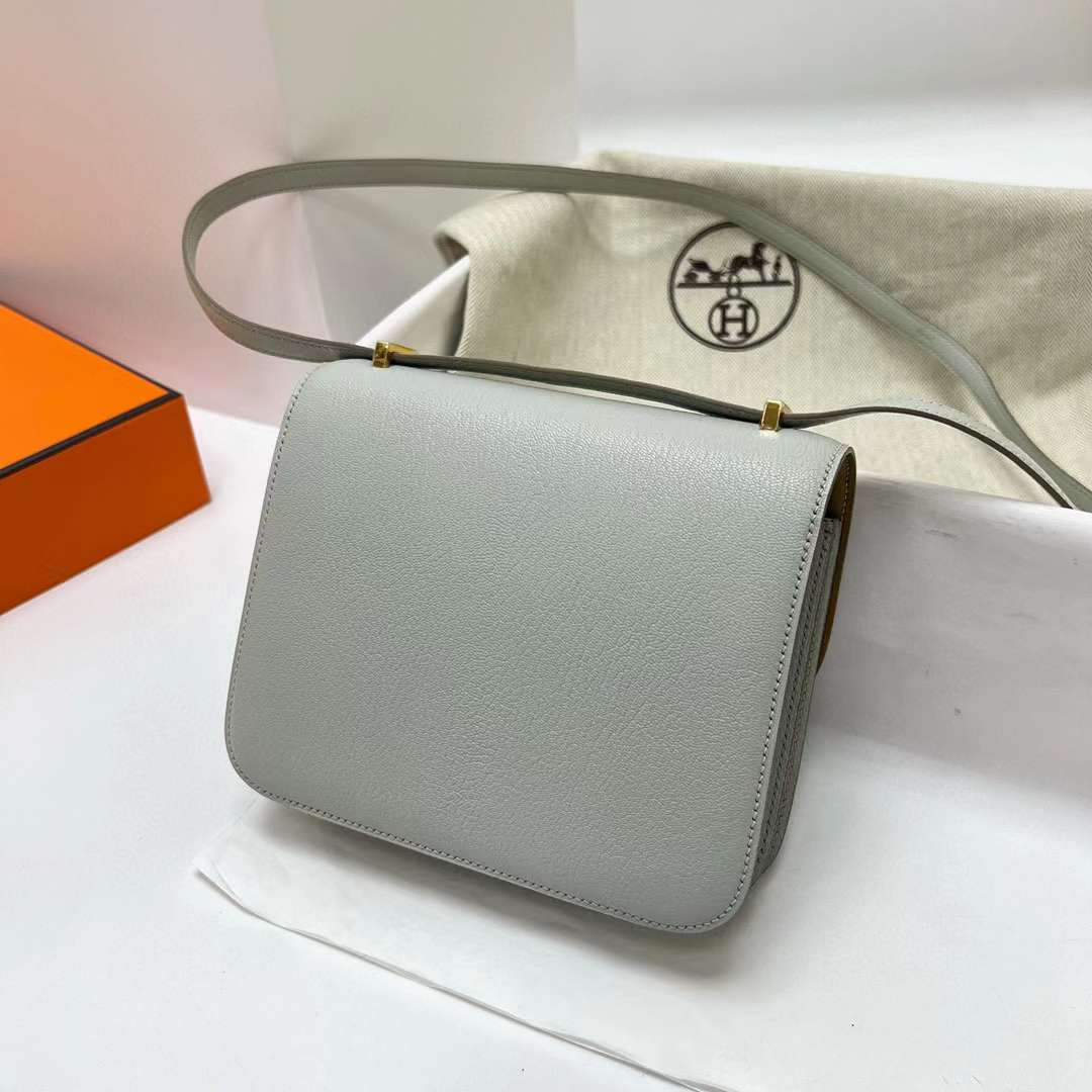 Hermès（爱马仕）Constance 空姐包 Chevre 进口山羊皮 Ck80 珍珠灰 内拼 4B 饼干色 金扣 19cm 全手工蜡线缝制 Ghw