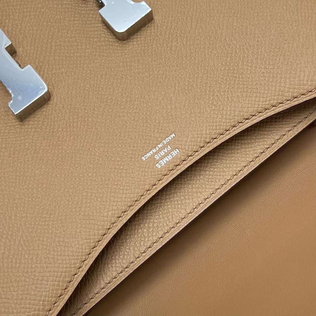 Hermès（爱马仕）Constance 空姐包 Epsom 0M 奶茶色 银扣 19cm 全手工蜡线缝制 Phw
