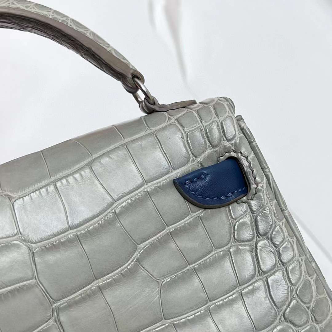 Hermès（爱马仕）Kelly doll 雾面美洲鳄鱼 Matte Alligator Crocodile 拼 Swift Ck80 珍珠灰 拼 深邃蓝 银扣 16cm Phw