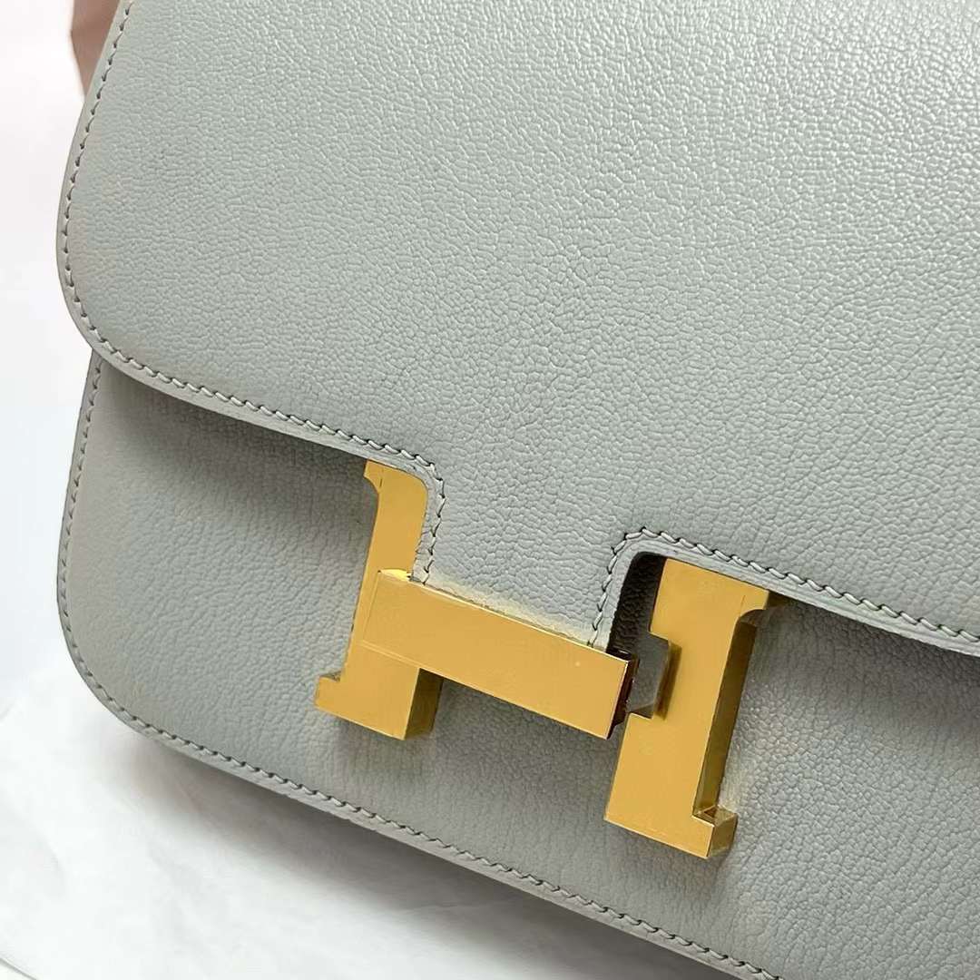 Hermès（爱马仕）Constance 空姐包 Chevre 进口山羊皮 Ck80 珍珠灰 内拼 4B 饼干色 金扣 19cm 全手工蜡线缝制 Ghw