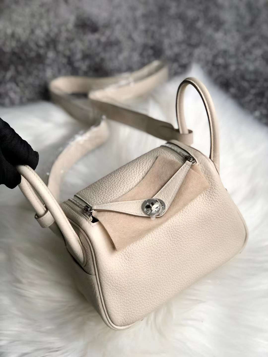 Hermès（爱马仕）Mini Lindy 迷你琳迪包 Clemence 原厂进口大牛皮 Ck10 奶昔白 银扣 19cm 全手工蜡线缝制 Phw