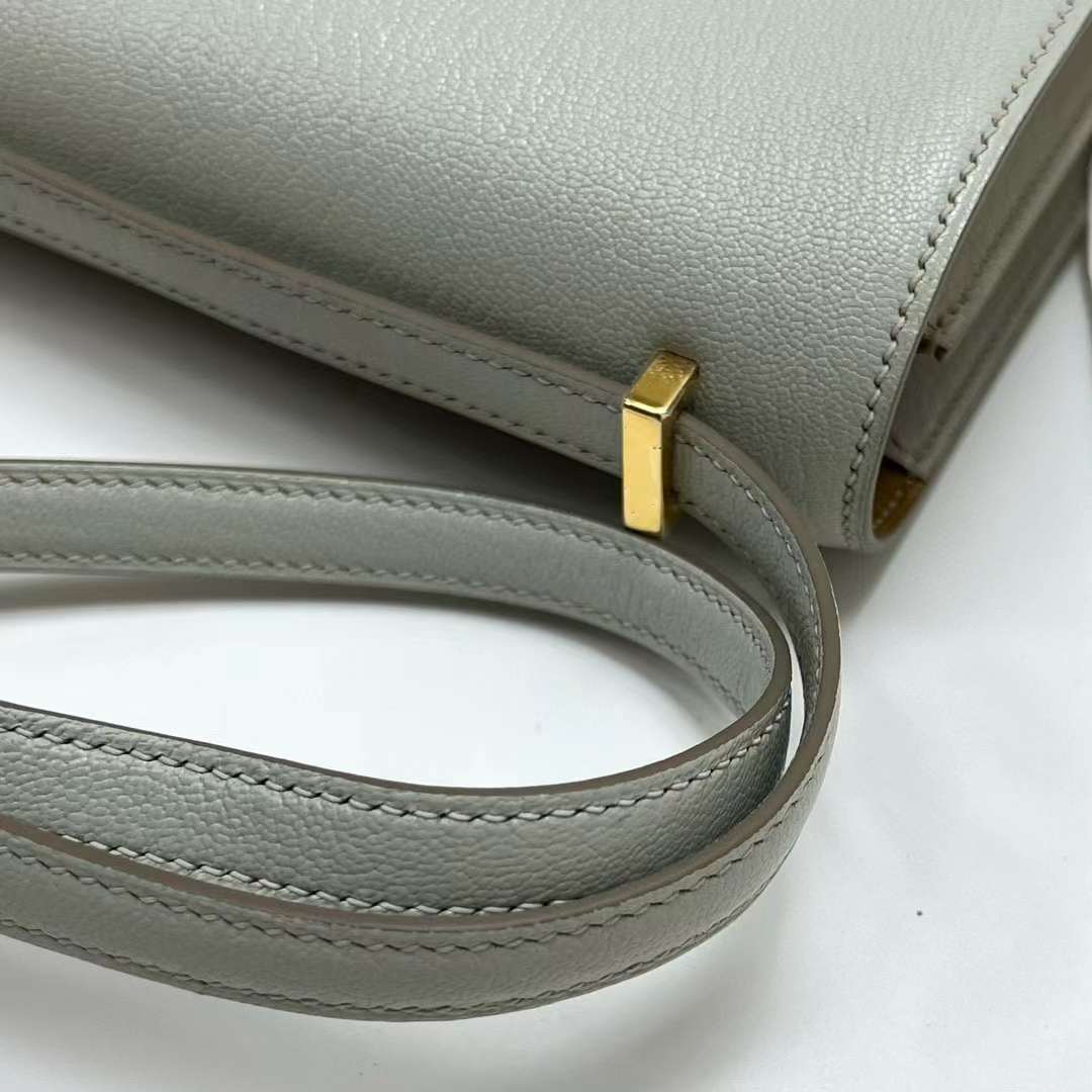 Hermès（爱马仕）Constance 空姐包 Chevre 进口山羊皮 Ck80 珍珠灰 内拼 4B 饼干色 金扣 19cm 全手工蜡线缝制 Ghw