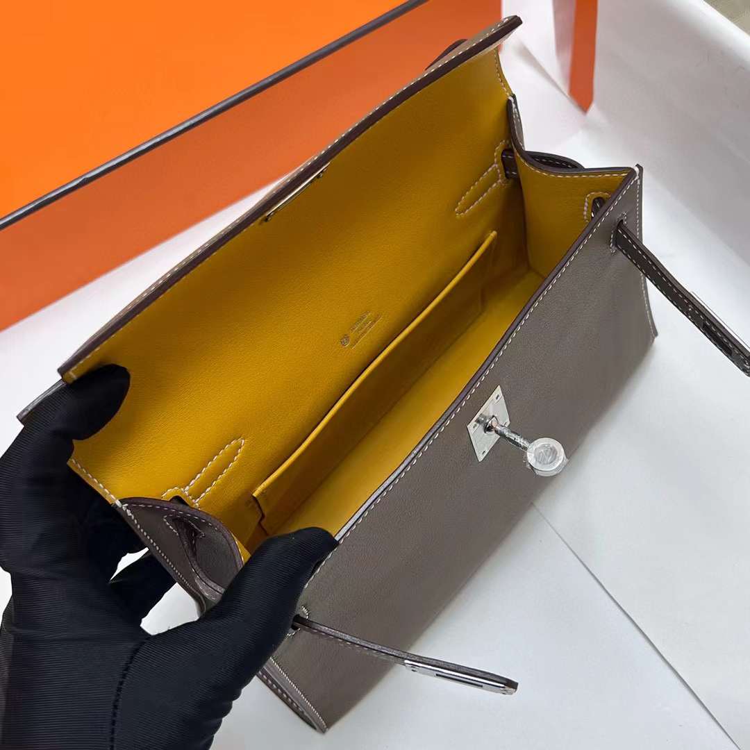 Hermès（爱马仕）Mini Kelly Pochette Swift Ck18 大象灰 内拼 9D 琥珀黄 银扣 22cm 全手工蜡线缝制 phw