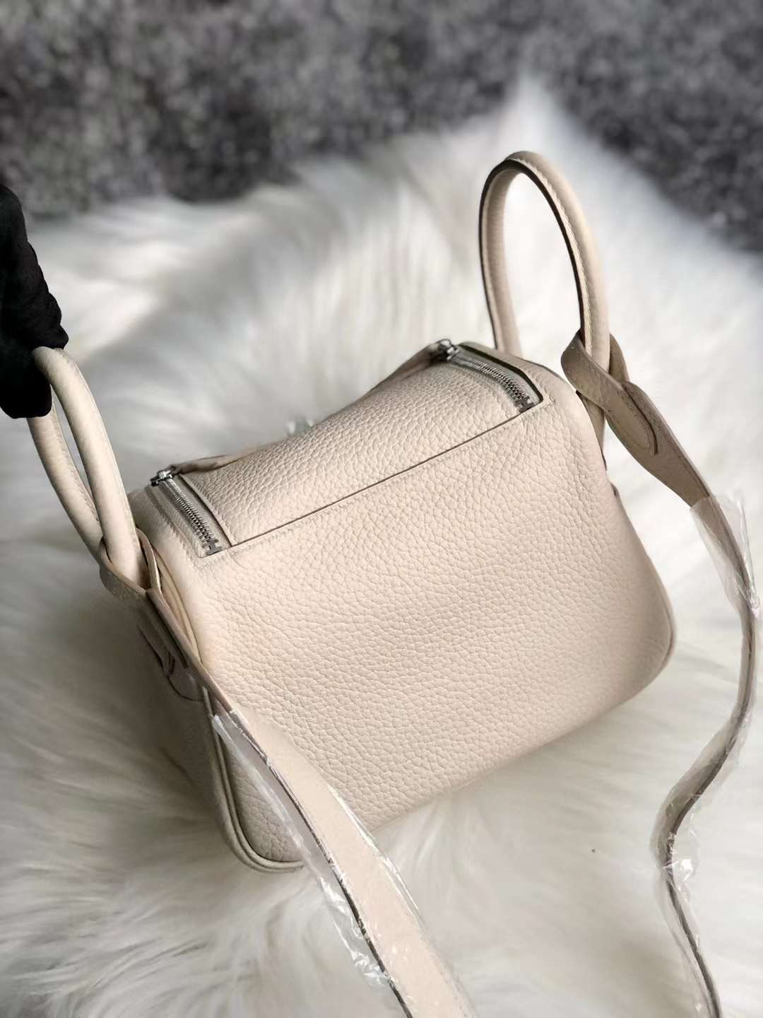 Hermès（爱马仕）Mini Lindy 迷你琳迪包 Clemence 原厂进口大牛皮 Ck10 奶昔白 银扣 19cm 全手工蜡线缝制 Phw