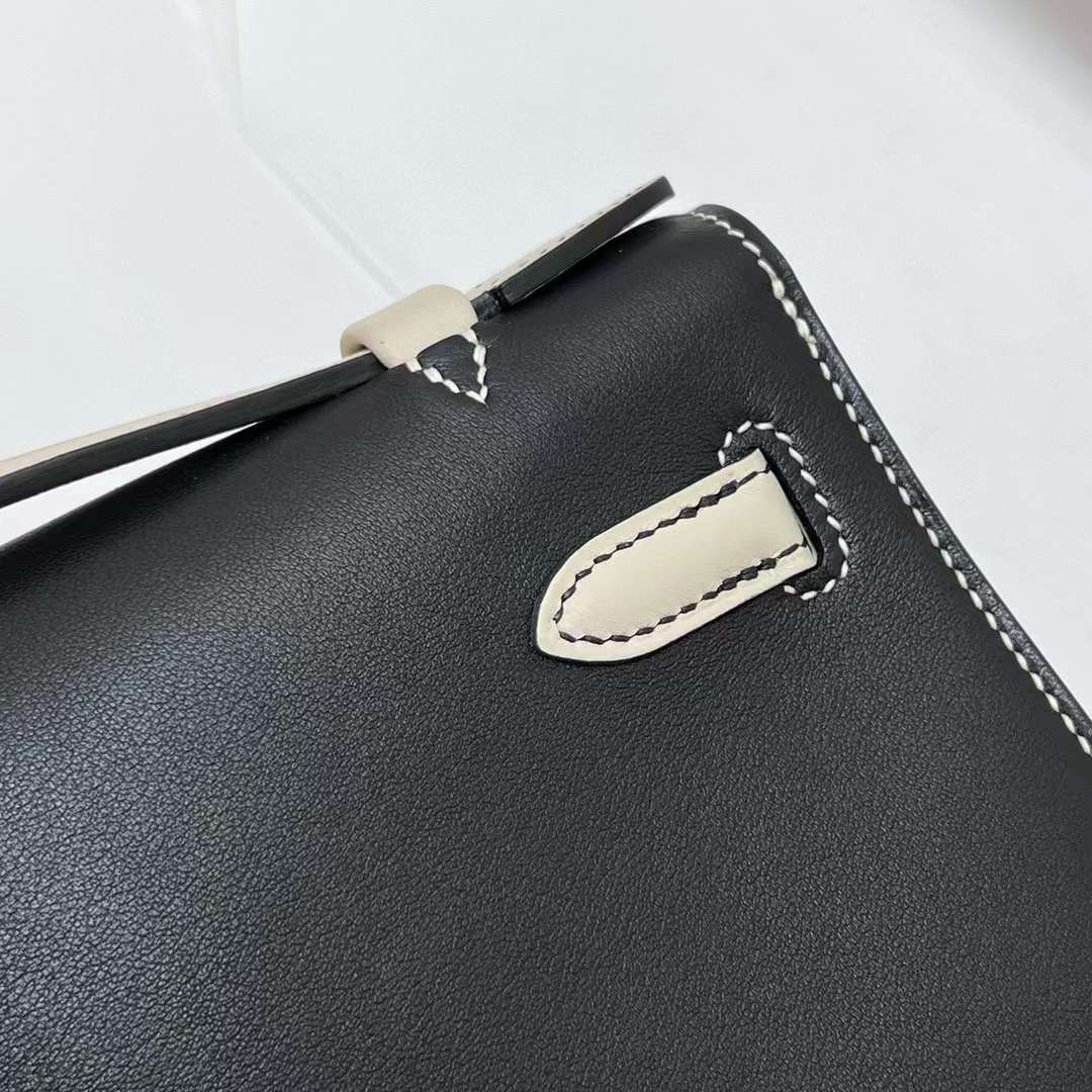 Hermès（爱马仕）Mini Kelly Pochette Swift Ck89 黑色 拼 Ck10 奶昔白 银扣 22cm 全手工蜡线缝制 Phw