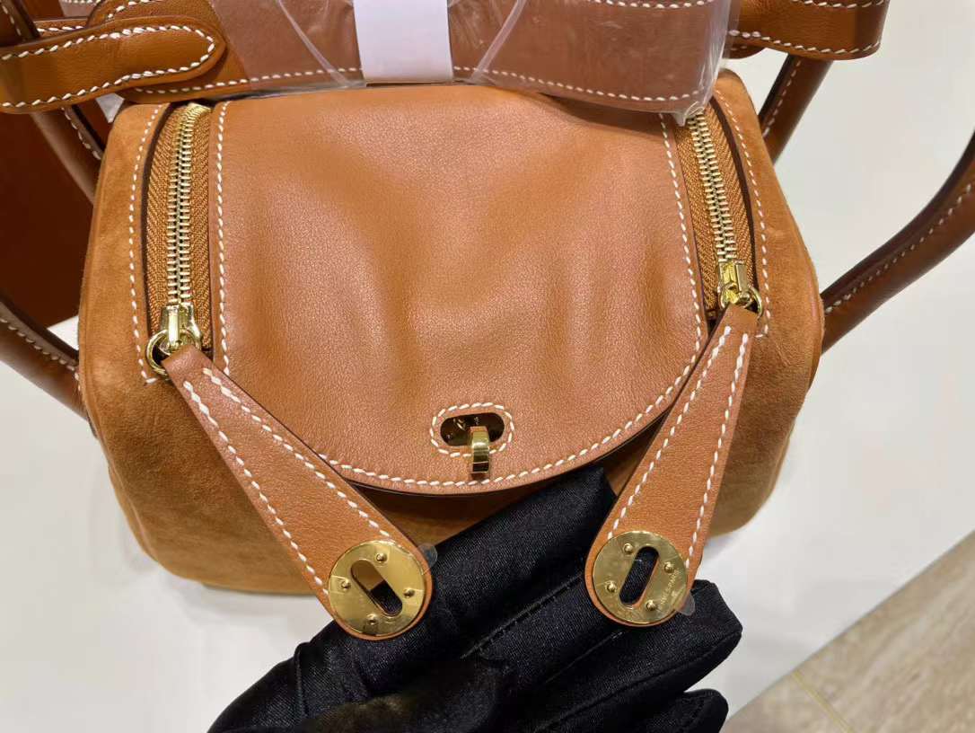 Hermès（爱马仕）Mini Lindy 迷你琳迪包 Suede 拼 Swift Ck37 金棕色 金扣 19cm 全手工蜡线缝制 Ghw