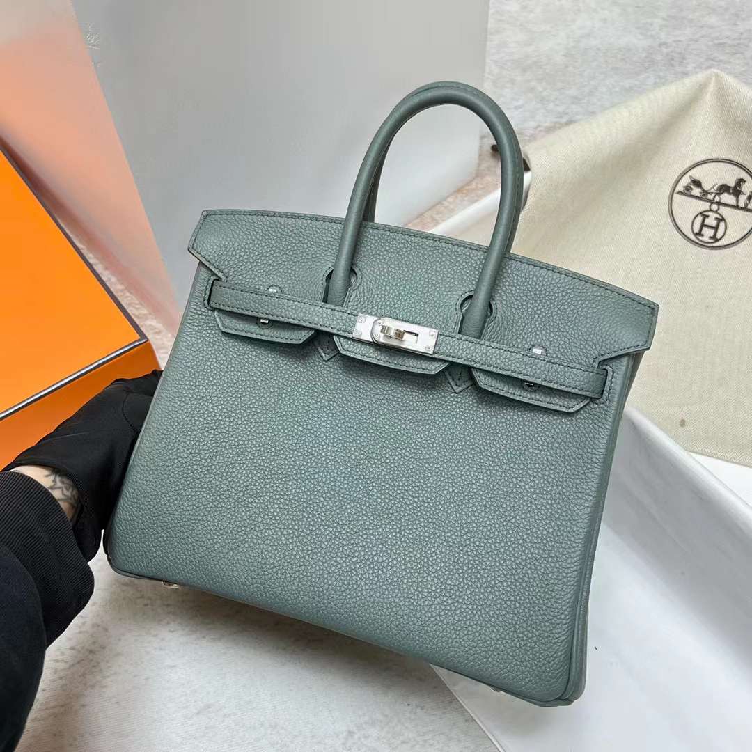 Hermès（爱马仕）Birkin 铂金包 Togo皮 Cc63 杏绿色 银扣 25cm 全手工蜡线缝制 Phw