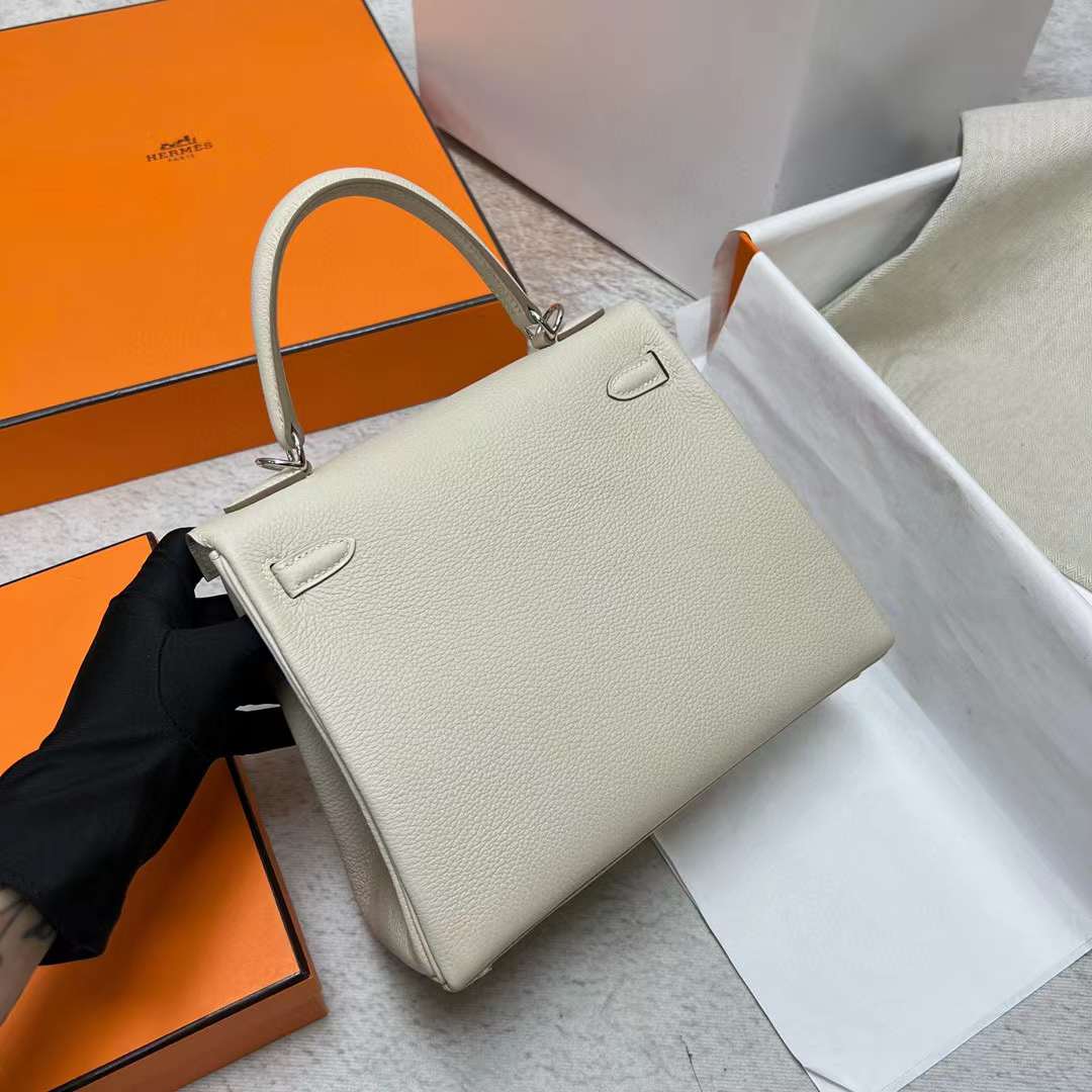 Hermès（爱马仕）Kelly 凯莉包 Togo皮 Ck10 奶昔白 银扣 25cm 全手工蜡线缝制 Phw