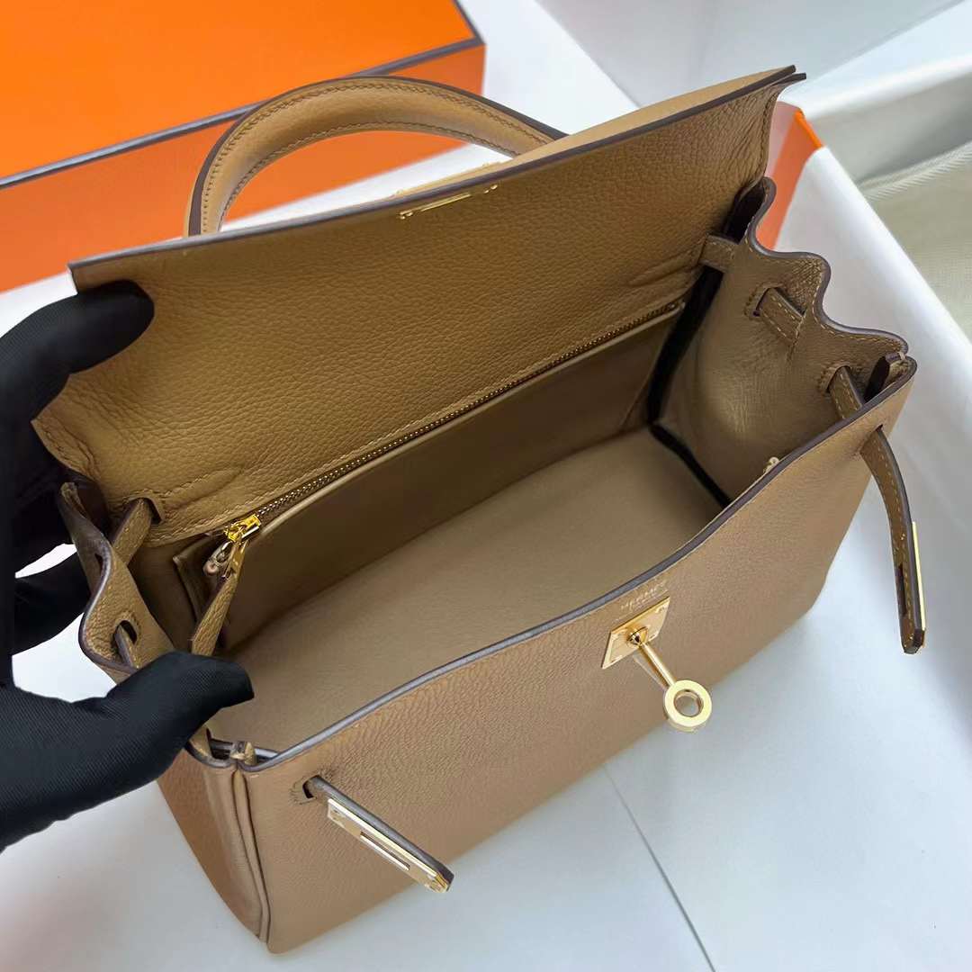 Hermès（爱马仕）Kelly 凯莉包 Togo皮 0M 奶茶色 金扣 25cm 全手工蜡线缝制 Ghw