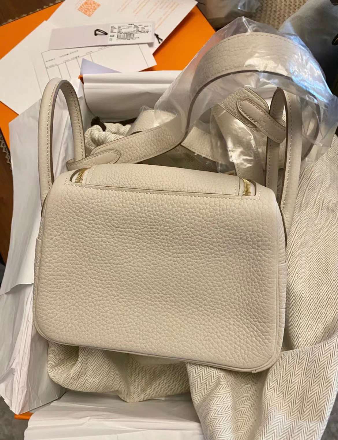 Hermès（爱马仕）Mini Lindy 迷你琳迪包 Clemence 原厂进口大牛皮 Ck10 奶昔白 金扣 19cm 全手工蜡线缝制 Ghw