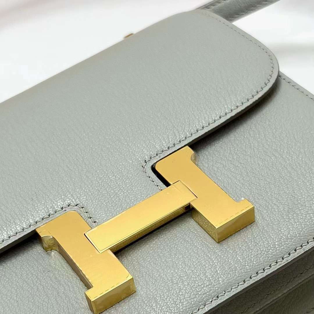 Hermès（爱马仕）Constance 空姐包 Chevre 进口山羊皮 Ck80 珍珠灰 内拼 4B 饼干色 金扣 19cm 全手工蜡线缝制 Ghw