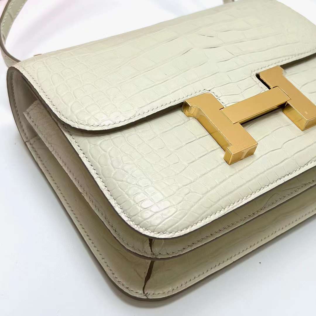 Hermès（爱马仕）Constance 康康 雾面美洲鳄鱼 8L 奶油白 金扣 19cm 全手工蜡线缝制 Ghw
