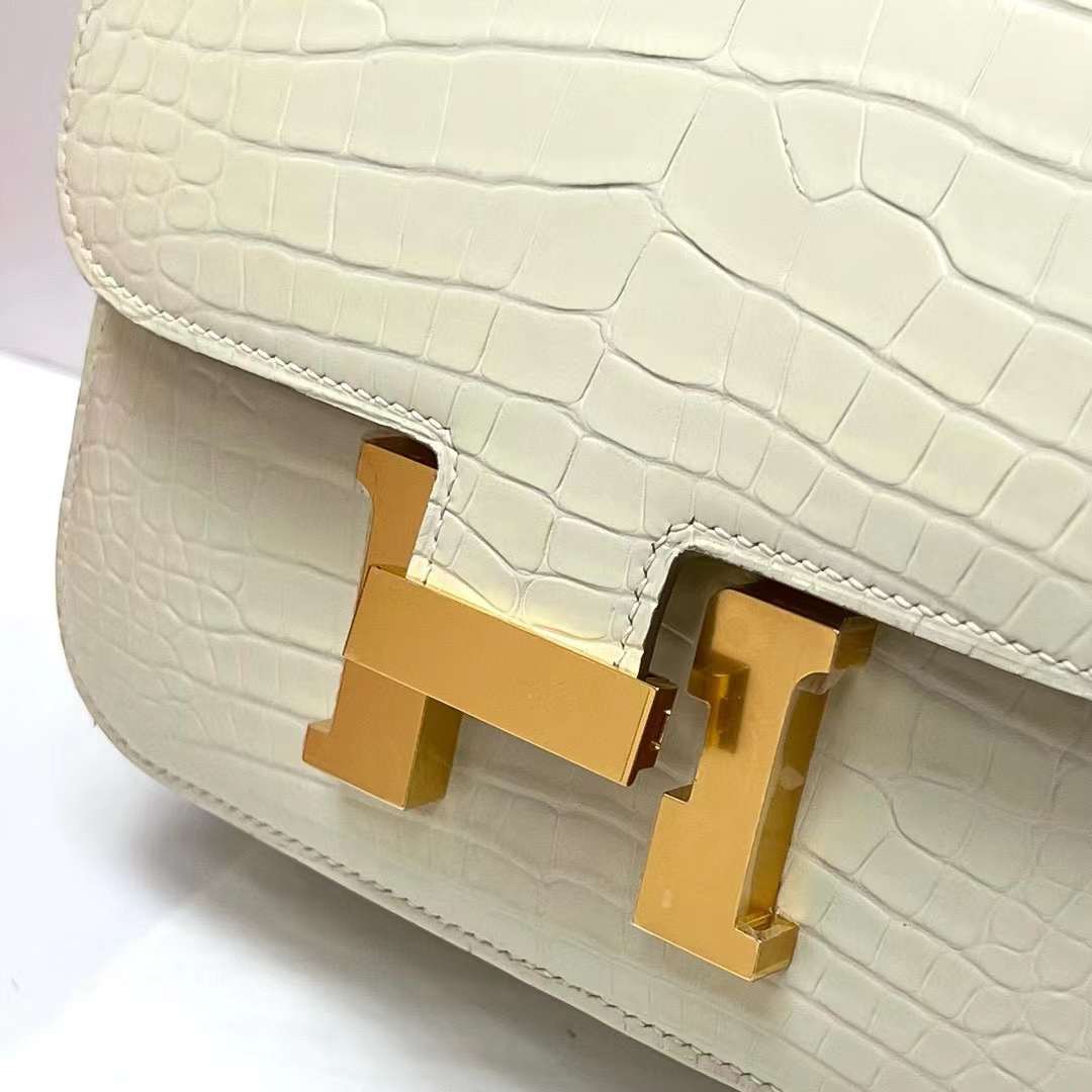 Hermès（爱马仕）Constance 康康 雾面美洲鳄鱼 8L 奶油白 金扣 19cm 全手工蜡线缝制 Ghw