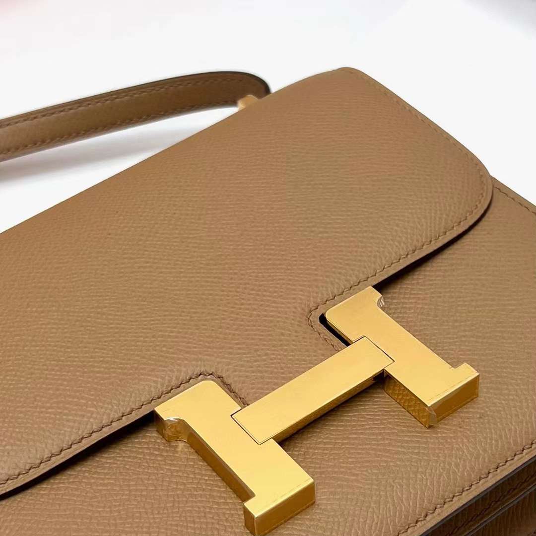 Hermès（爱马仕）Constance 空姐包 Epsom 0M 奶茶色 金扣 19cm 全手工蜡线缝制 Ghw