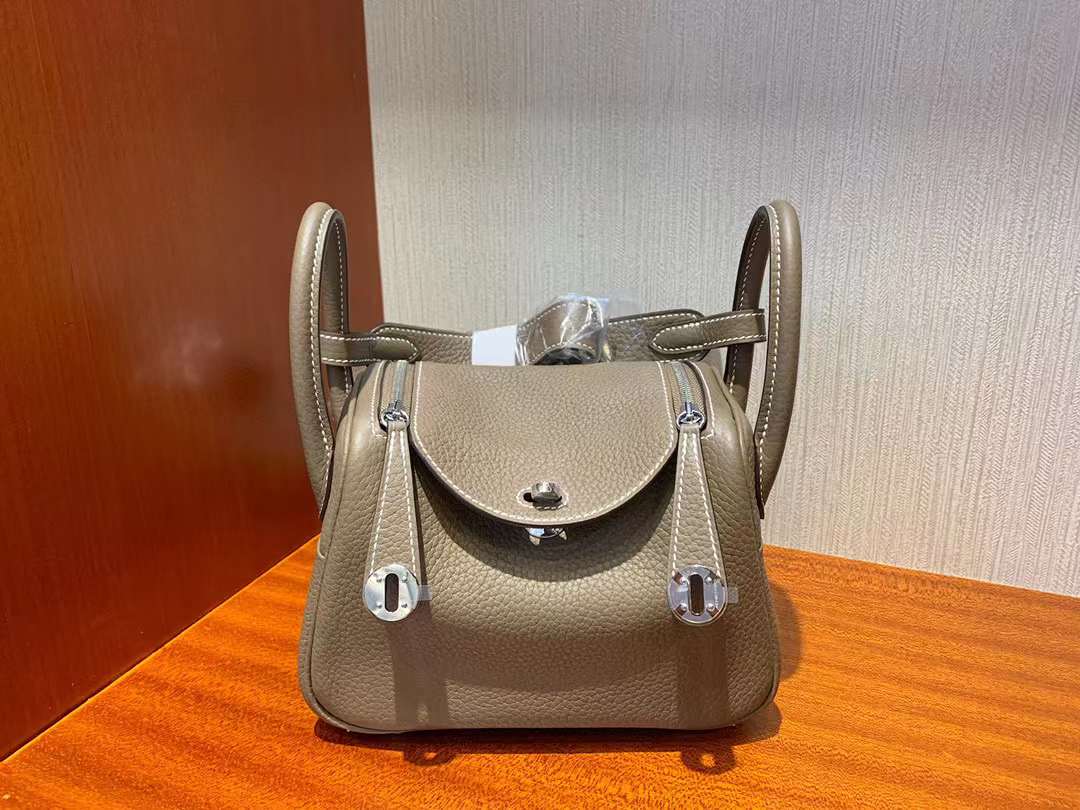 Hermès（爱马仕）Mini Lindy 迷你琳迪包 Clemence 原厂进口大牛皮 Ck18 大象灰 银扣 19cm 全手工蜡线缝制 Phw