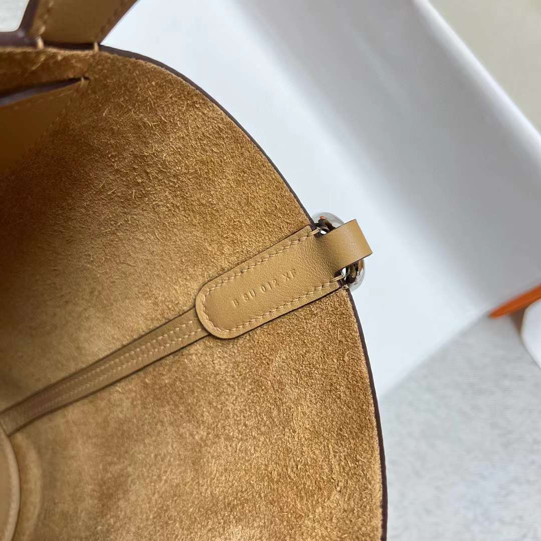 Hermès（爱马仕）In The Loop 猪鼻子 菜篮子 Clemence 拼 Swift 4B 饼干色 银扣 18cm 全手工蜡线缝制 Phw