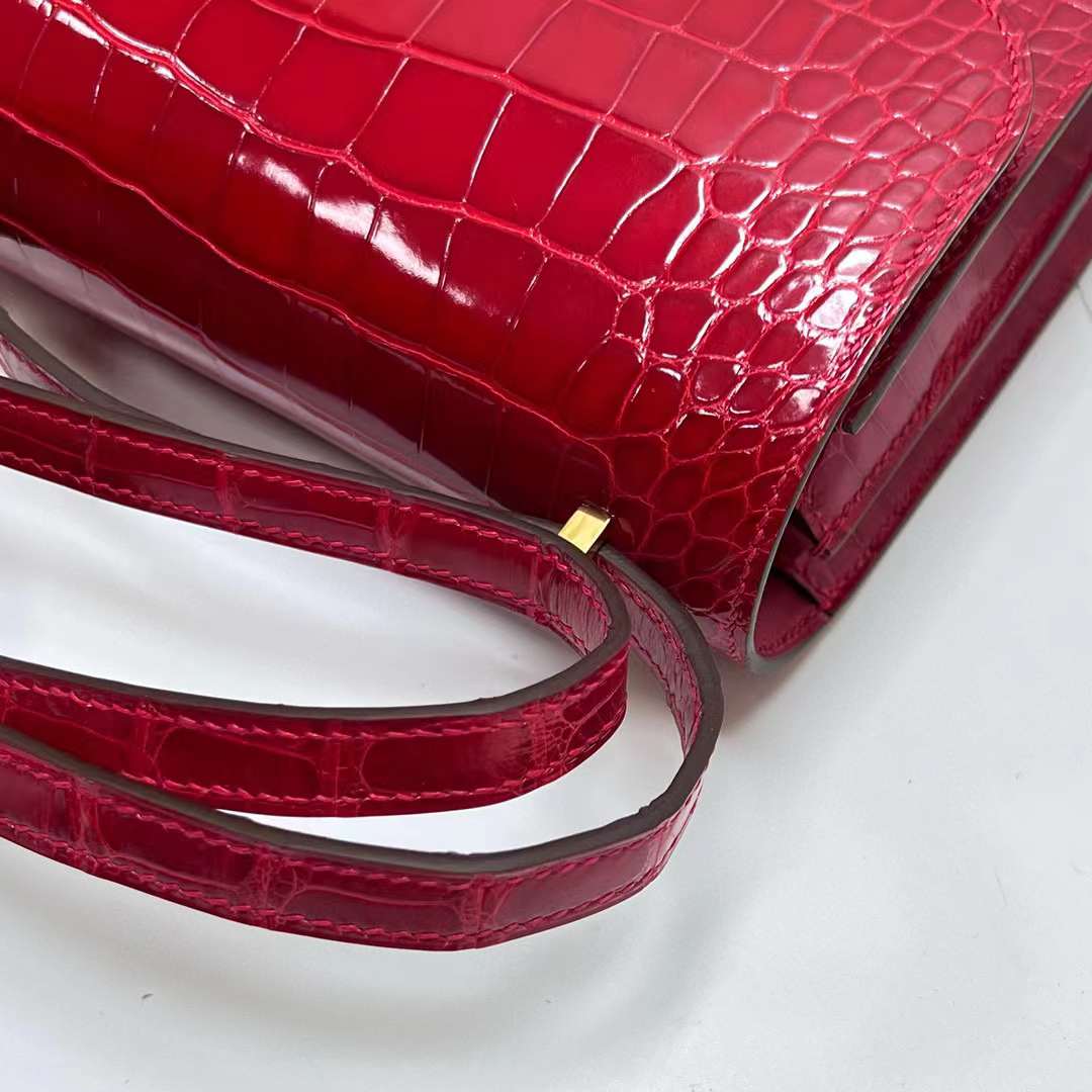 Hermès（爱马仕）Constance 空姐包 亮面美洲鳄鱼 Ck95 法拉利红 金扣 19cm 全手工蜡线缝制 Ghw