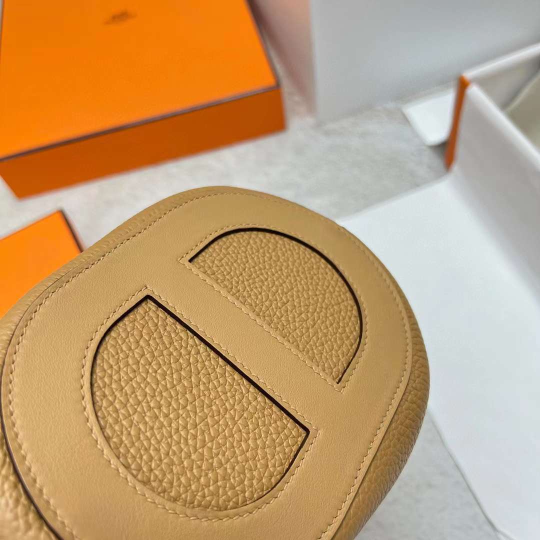 Hermès（爱马仕）In The Loop 猪鼻子 菜篮子 Clemence 拼 Swift 4B 饼干色 银扣 18cm 全手工蜡线缝制 Phw