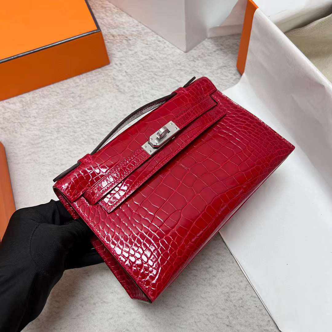Hermès（爱马仕）Mini Kelly Pochette 亮面美洲鳄鱼皮 Ck95 法拉利红 银扣 22cm 全手工蜡线缝制 Phw