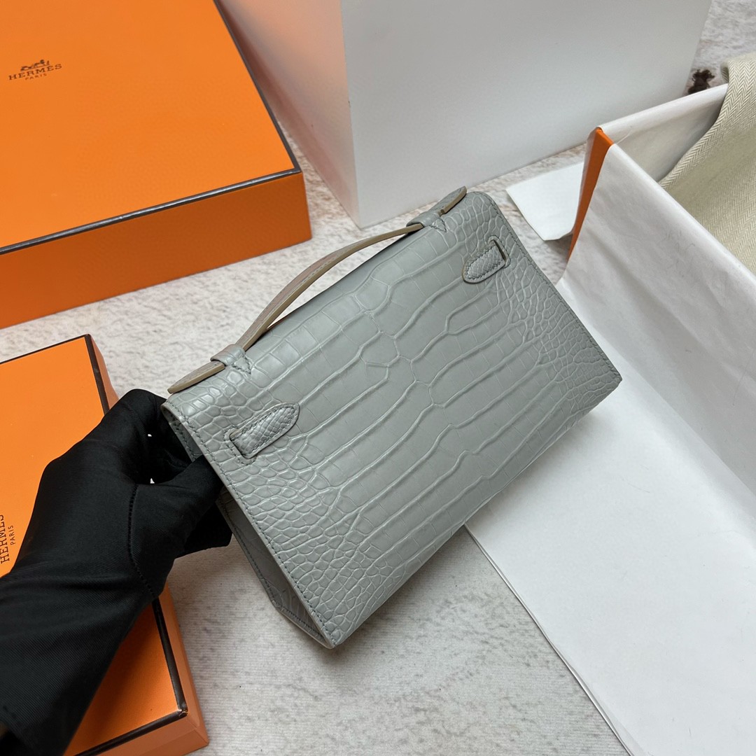 Hermès（爱马仕）Mini pochette Alligator matt 雾面鳄鱼皮 ck80 珍珠灰 gris pearl 银扣 PHW 22cm 手拿包