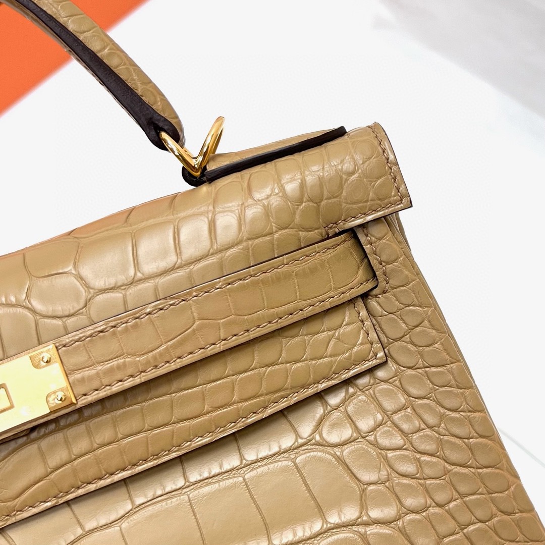 Hermès（爱马仕）Kelly 凯莉包 Alligator matt 雾面鳄鱼皮 0M Chai 奶茶色 金扣 Ghw 28cm 顶级手缝