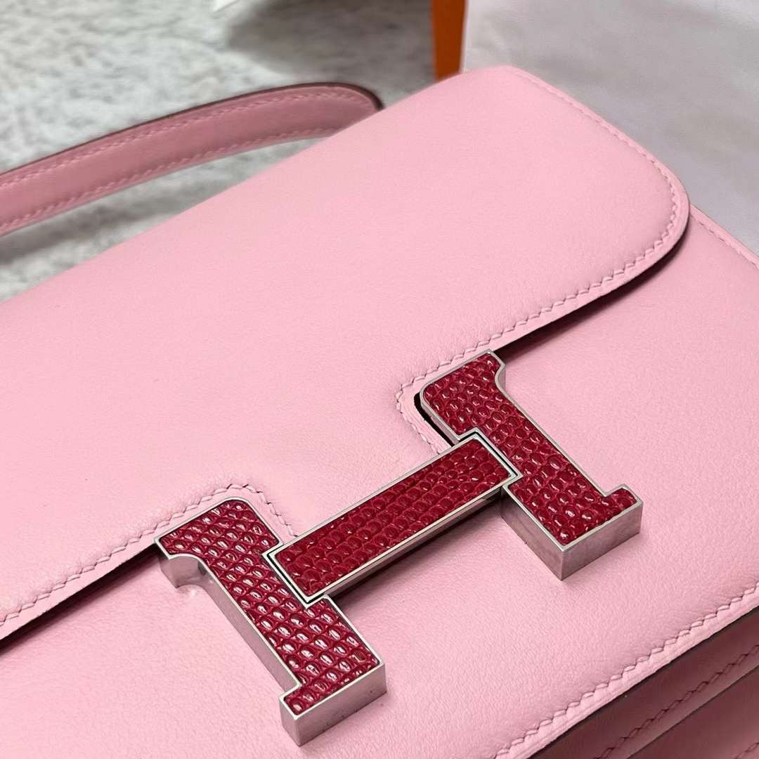 Hermès（爱马仕）Constance 空姐包 Swift 3Q 新粉色 蜥蜴扣 19cm 全手工蜡线缝制 Phw
