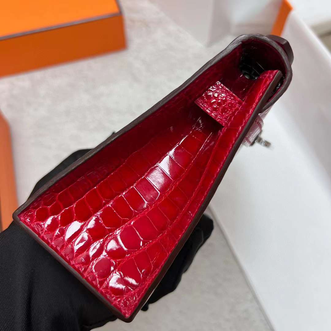 Hermès（爱马仕）Mini Kelly Pochette 亮面美洲鳄鱼皮 Ck95 法拉利红 银扣 22cm 全手工蜡线缝制 Phw