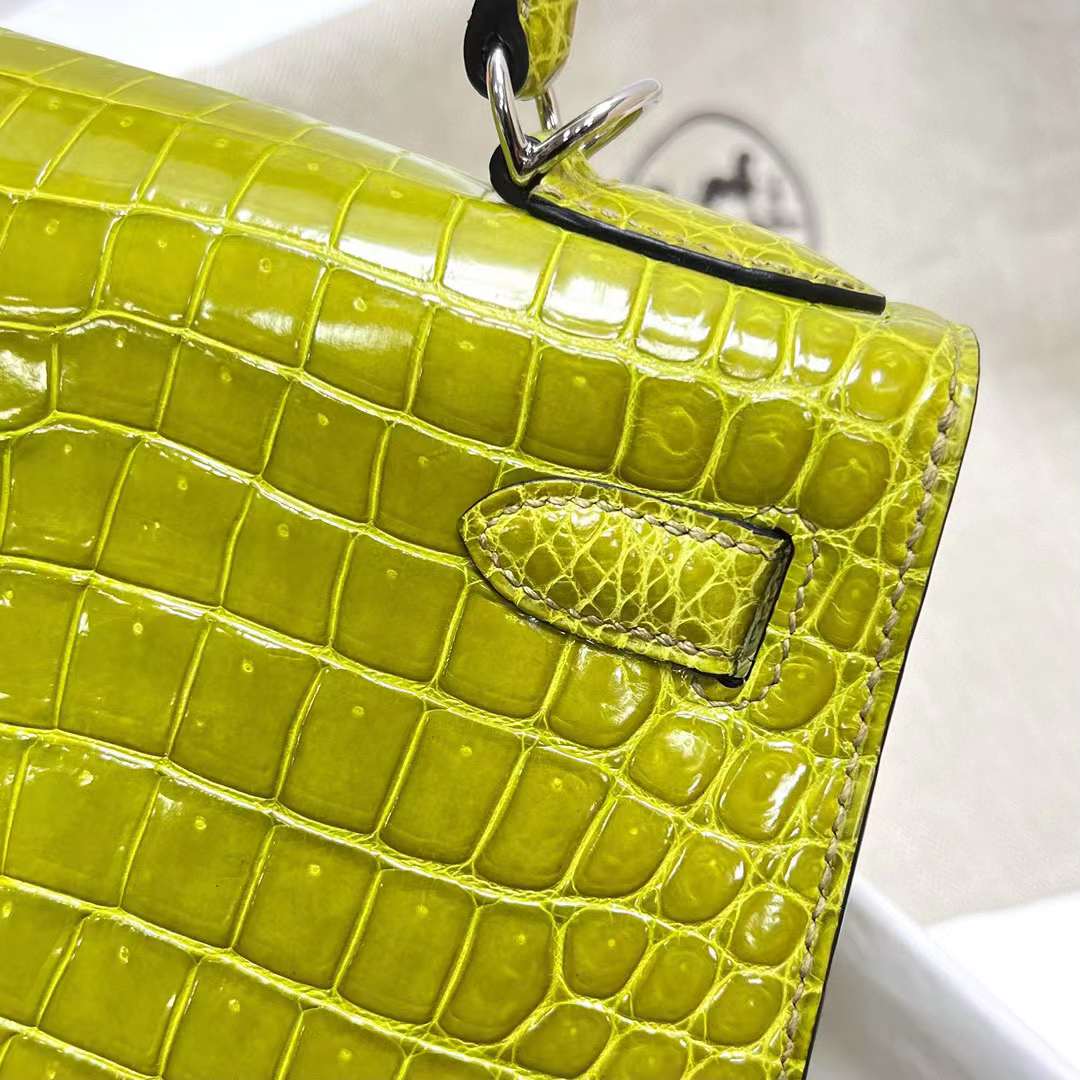 Hermès（爱马仕）Kelly 凯莉包 亮面倒v澳洲湾鳄 Shiny Porosus Crocodile 6W 奇异果绿 银扣 28cm 全手工蜡线缝制 Phw