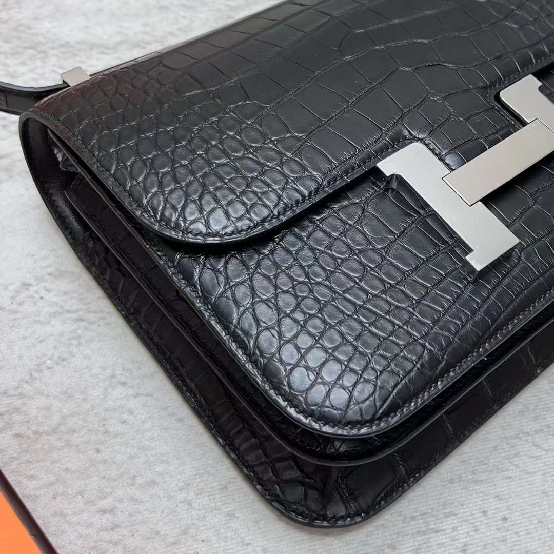 Hermès（爱马仕）Constance 空姐包 雾面美洲鳄鱼皮 Matte Alligator Crocodile Ck89 黑色 银扣 24cm 全手工蜡线缝制 Phw