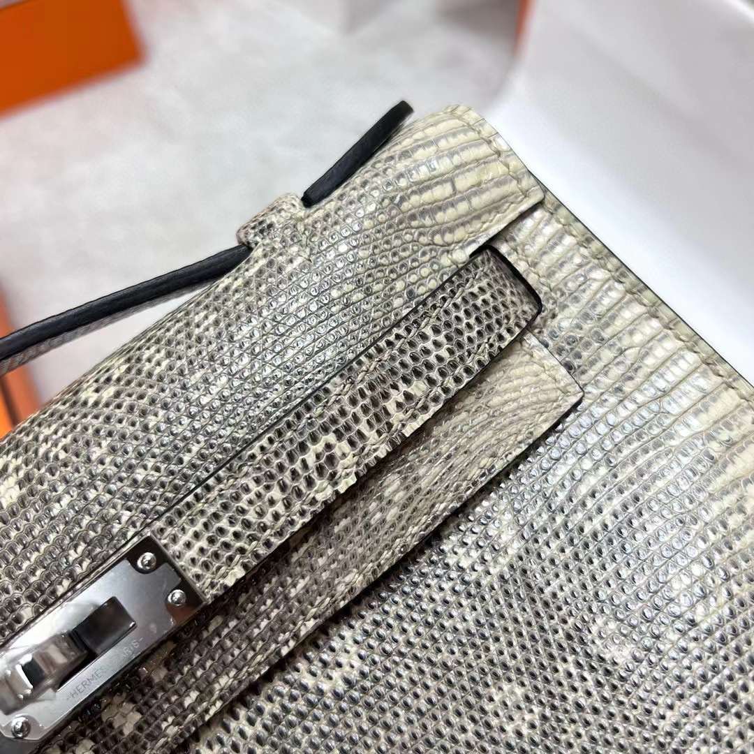 Hermès（爱马仕）Mini Kelly Pochette Lizard 进口蜥蜴皮 01 自然色 银扣 22cm 全手工蜡线缝制 Phw
