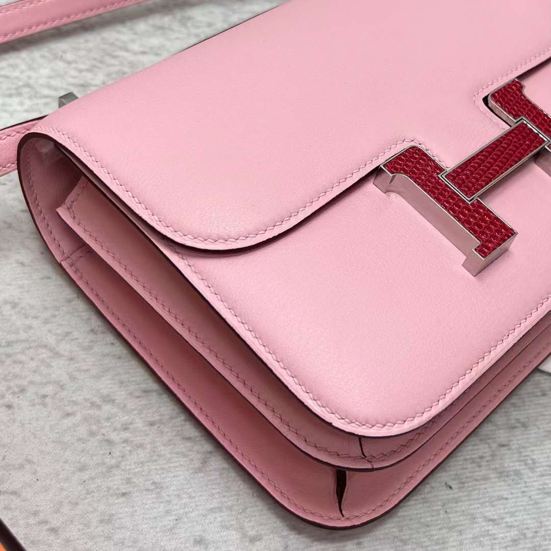 Hermès（爱马仕）Constance 空姐包 Swift 3Q 新粉色 蜥蜴扣 19cm 全手工蜡线缝制 Phw