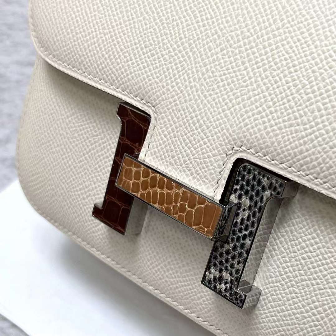 Hermès（爱马仕）Constance 空姐包 Epsom I2 奶油白 鳄鱼+蜥蜴扣 19cm 全手工蜡线缝制 Phw
